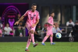 法尔肯：布斯克茨是一位沉默的领袖，他是历史最佳“5号”球员