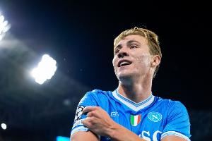 曼晚：霍伊伦进球后手指欧冠徽章庆祝，让所有曼联球迷都感到刺痛