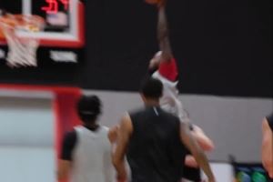 这是39岁？火箭官推晒杰夫-格林抢断反击左手滑翔劈扣