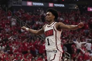 天赋篮板怪！阿门首节10分钟揽6篮板 7中3拿到6分2助1断