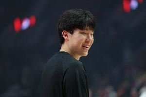 杨瀚森半场防守表现更足 卡位&抢板都会继续提升 正展现别的东西