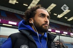 邮报：伯恩利vs利兹联进行单膝跪地仪式时，勒温拒绝跪地选择站立