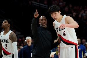 10分特严1分特松你会给比卢普斯打几分？小杨：8、9分 他场下很好