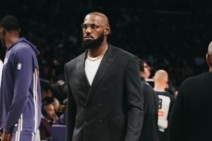 西装革履！詹姆斯晒自己观战揭幕战组图 配文🌊👑表情